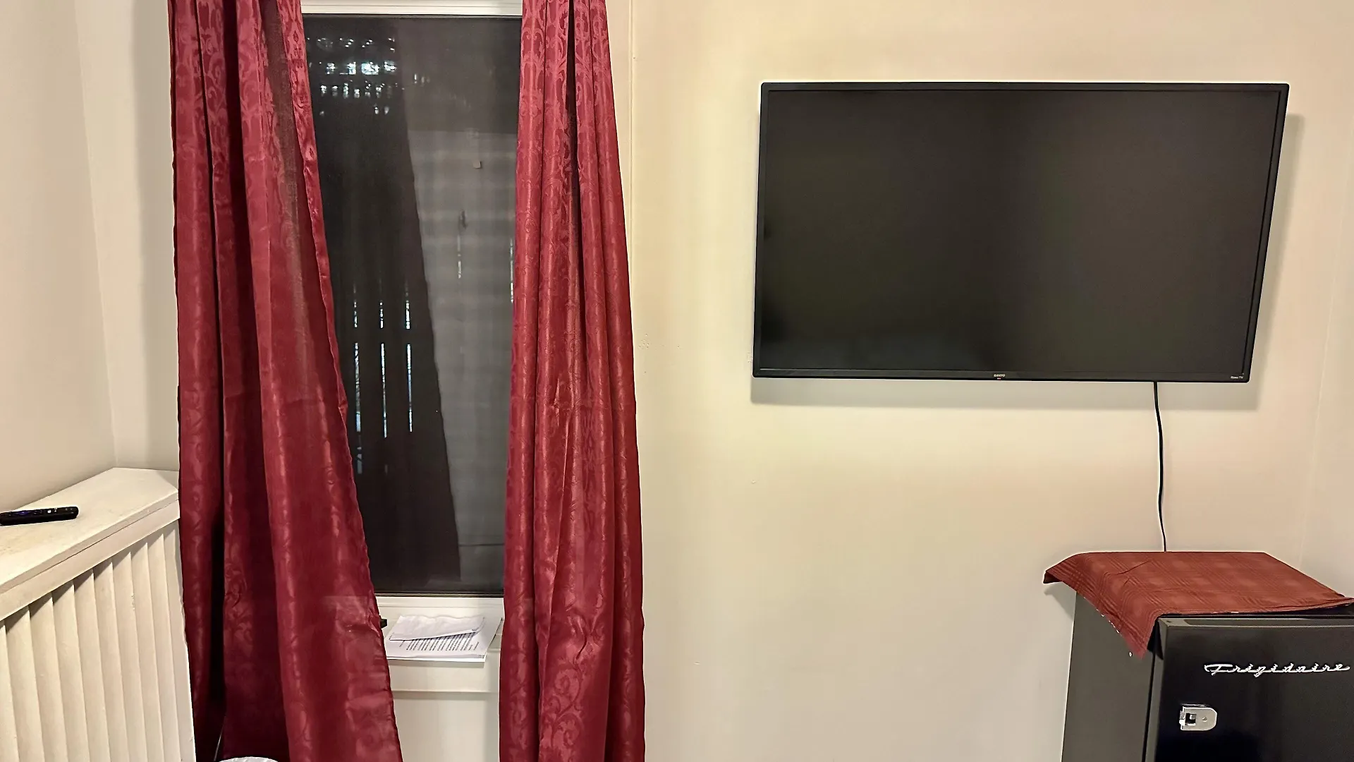 Pensión Toronto Furnished Living Rooms